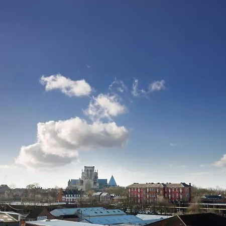 2 Bedroom Penthouse - Large Balcony - Minster View