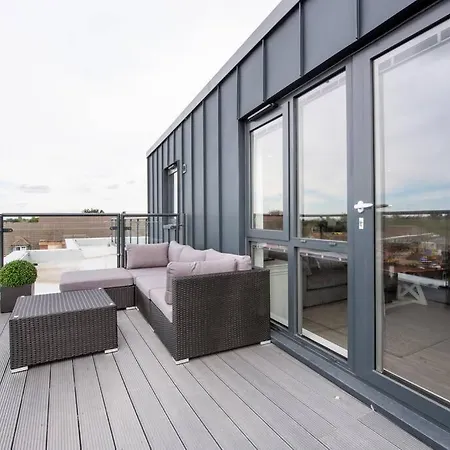 2 Bedroom Penthouse - Large Balcony - Minster View