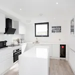 Apartment 2 Bedroom Penthouse - Large Balcony - Minster View *